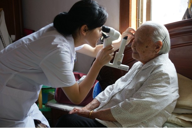 廈門眼科中心黃婉榮博士正在為百歲老人檢查眼疾